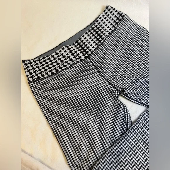 Nike Full Length Legging in black & white houndstooth - Picture 2 of 4